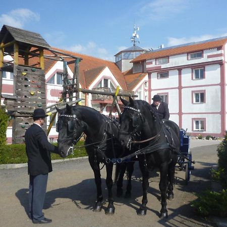 Hotel Famozclub Bakov nad Jizerou Esterno foto