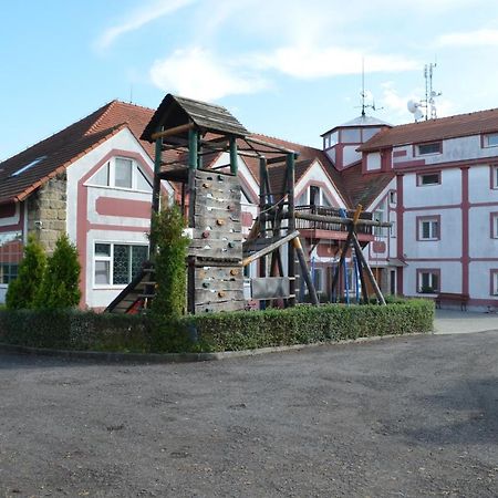 Hotel Famozclub Bakov nad Jizerou Esterno foto
