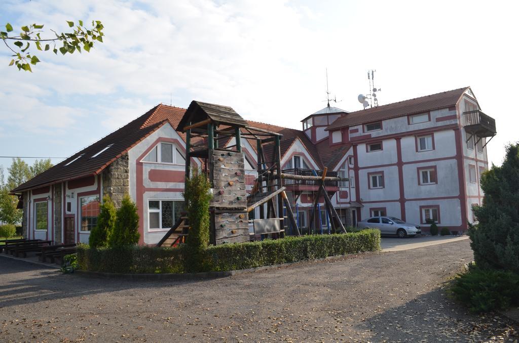 Hotel Famozclub Bakov nad Jizerou Esterno foto
