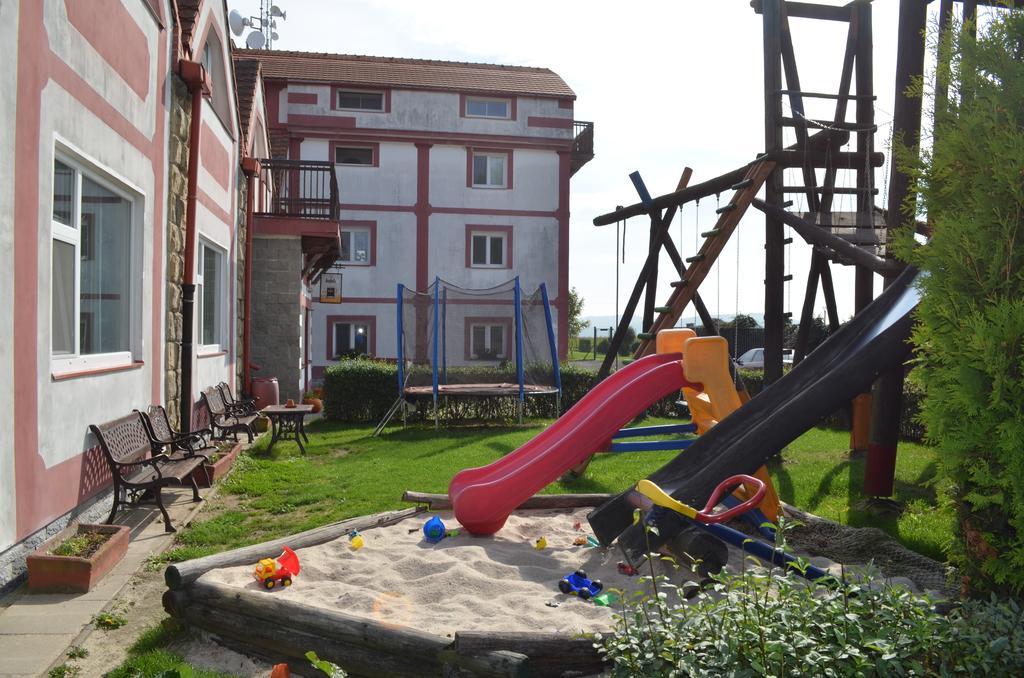 Hotel Famozclub Bakov nad Jizerou Esterno foto