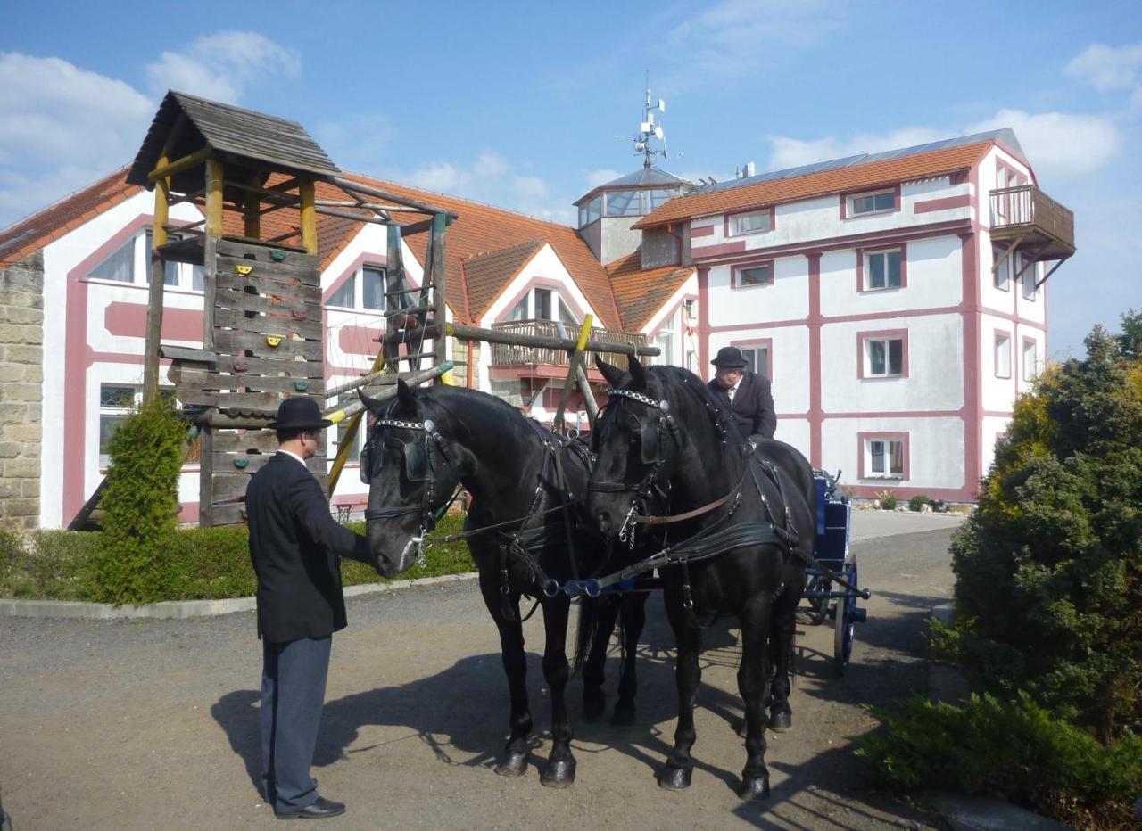 Hotel Famozclub Bakov nad Jizerou Esterno foto